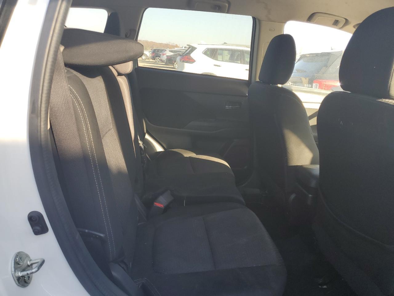 2017 Mitsubishi Outlander - zdjęcie 11
