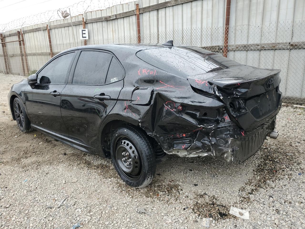 2020 Toyota Camry - zdjęcie 2