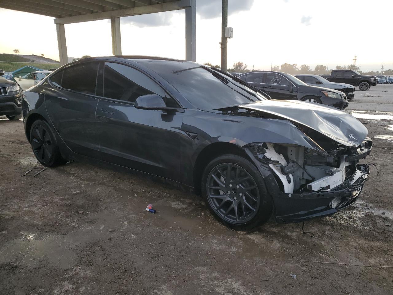 2025 Tesla Model 3 - zdjęcie 4