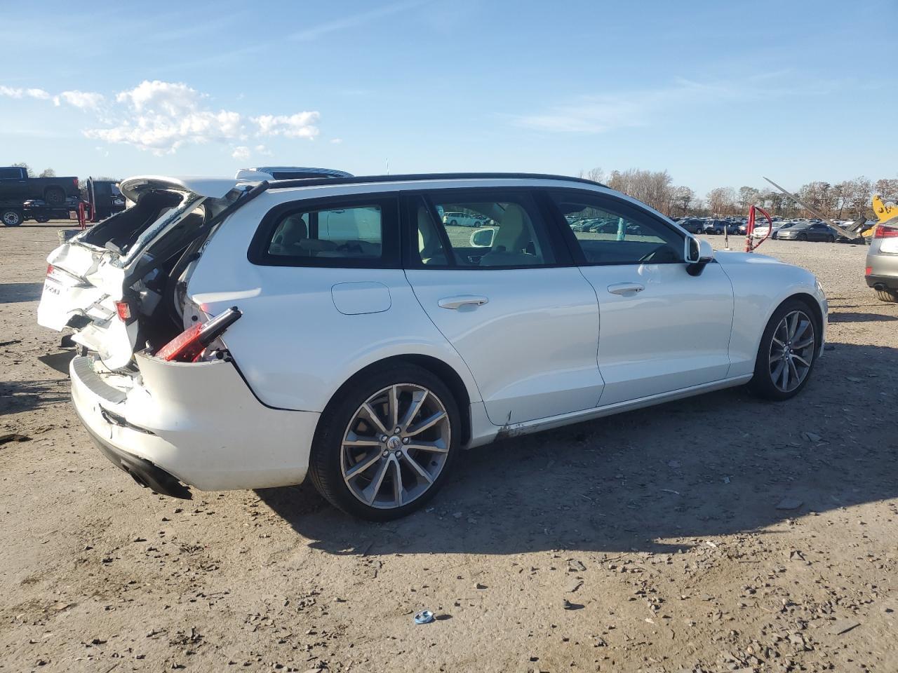 2020 Volvo V60 T5 Momentum - zdjęcie 3