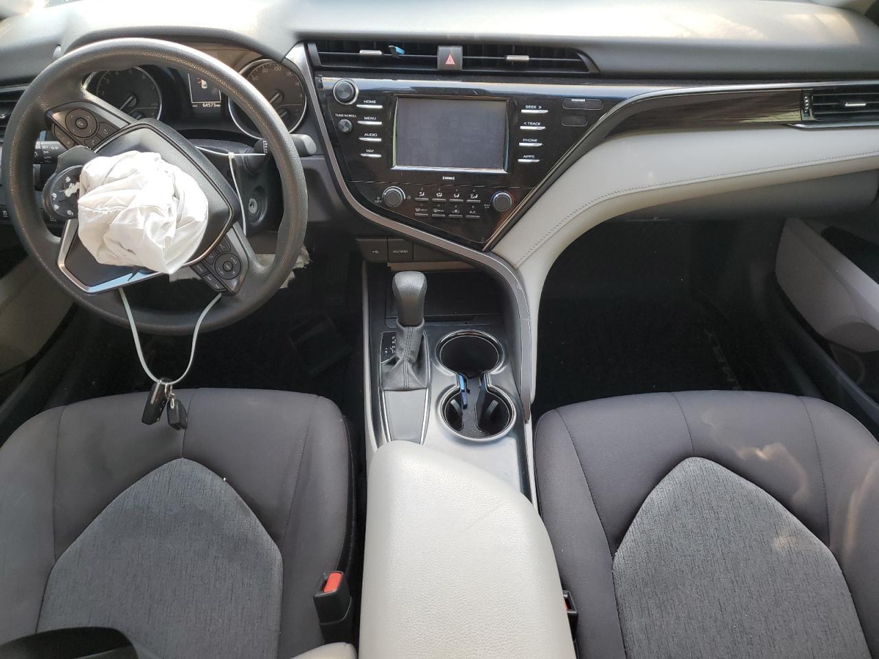 2020 Toyota Camry Le - zdjęcie 8