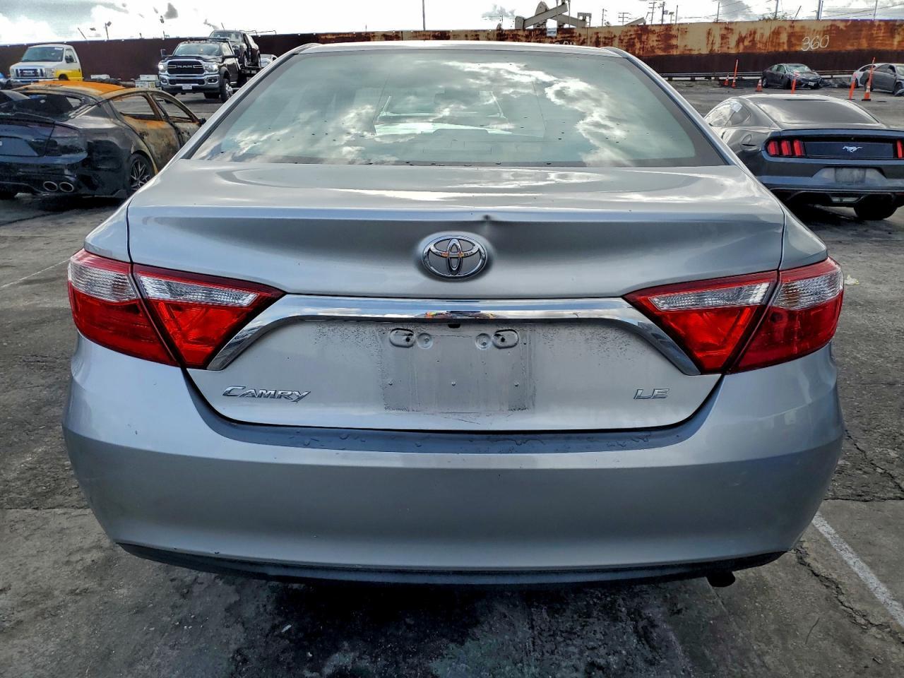 2016 Toyota Camry - zdjęcie 6