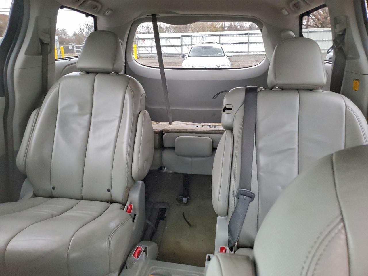 2013 Toyota Sienna Xle - zdjęcie 10