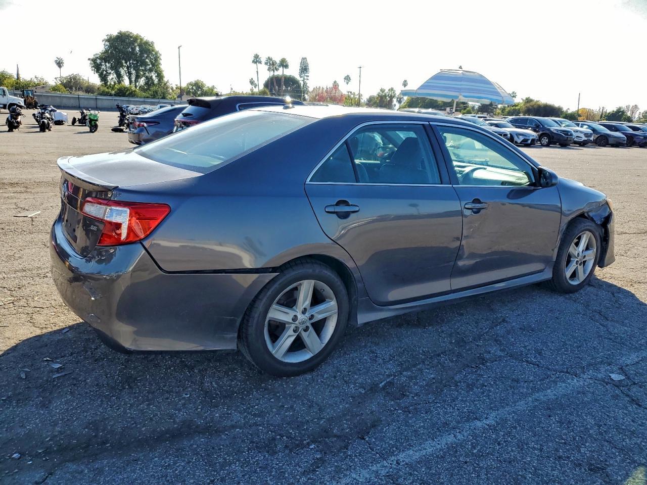 2014 Toyota Camry - zdjęcie 3