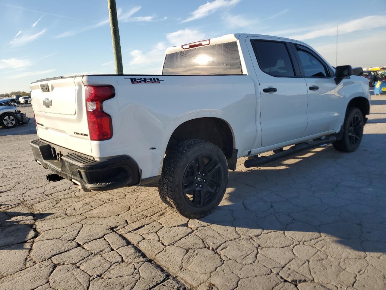 2024 Chevrolet Silverado - zdjęcie 3