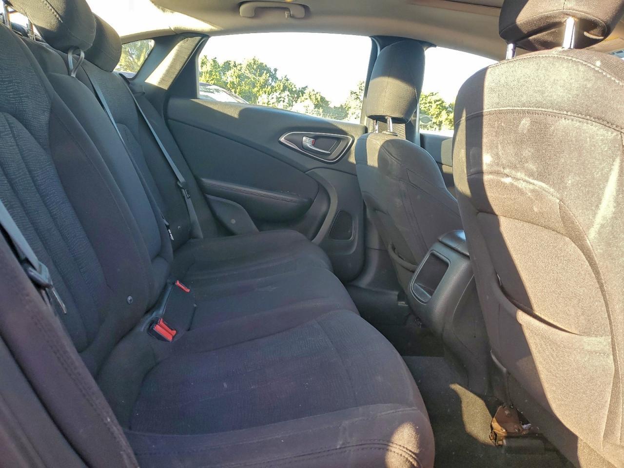 2015 Chrysler 200 - zdjęcie 10