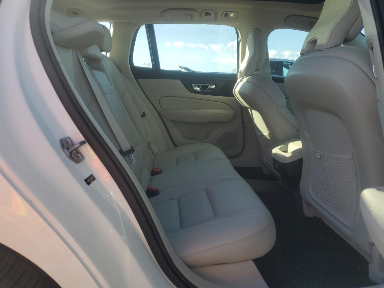 2020 Volvo V60 T5 Momentum - zdjęcie 10