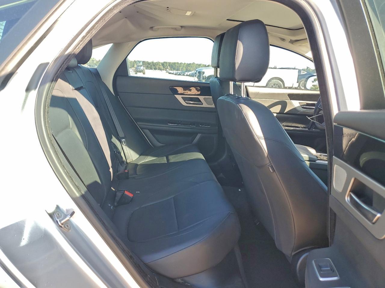 2016 Jaguar XF - zdjęcie 10