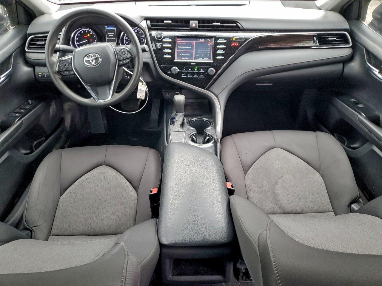 2020 Toyota Camry Le - zdjęcie 8