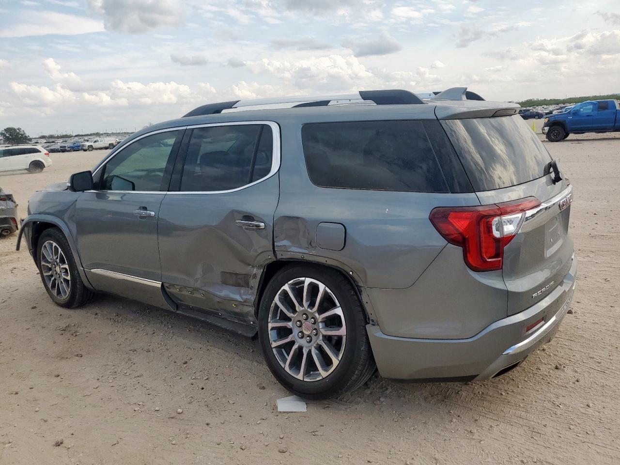 2023 GMC Acadia Denali - zdjęcie 2