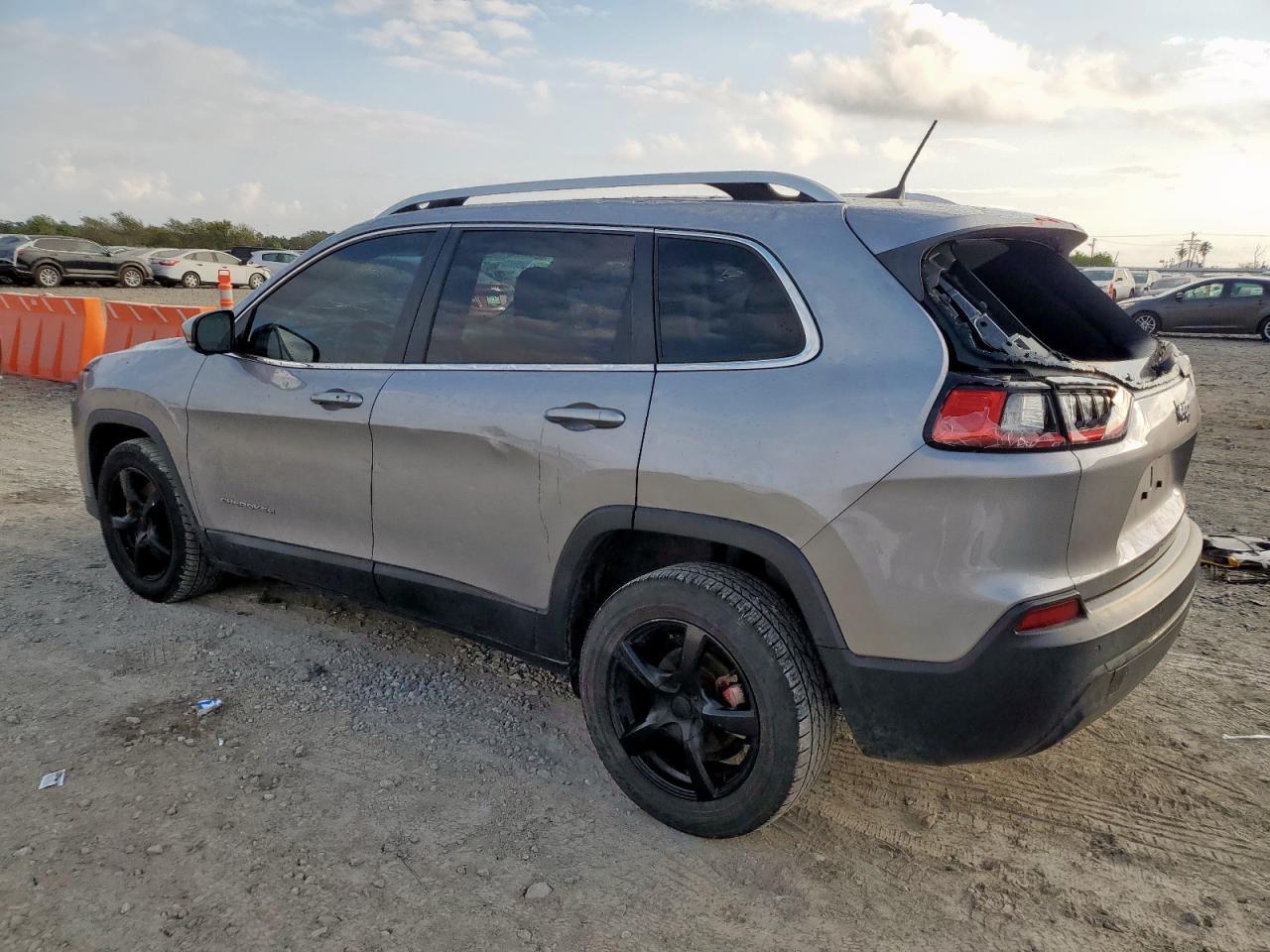 2019 Jeep Cherokee Latitude Plus - zdjęcie 2