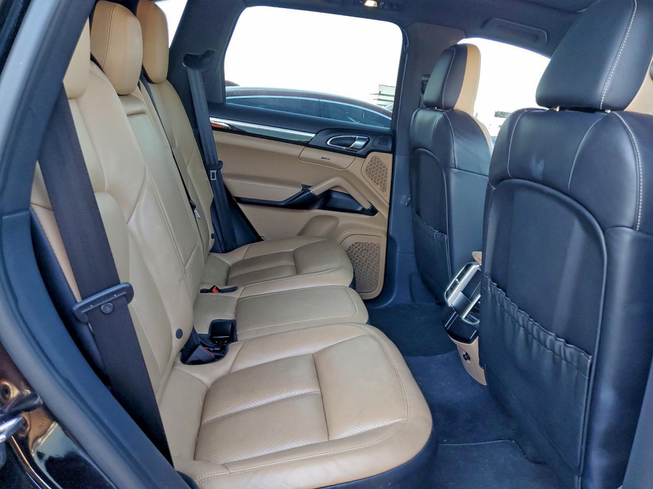 2016 Porsche Cayenne - zdjęcie 11