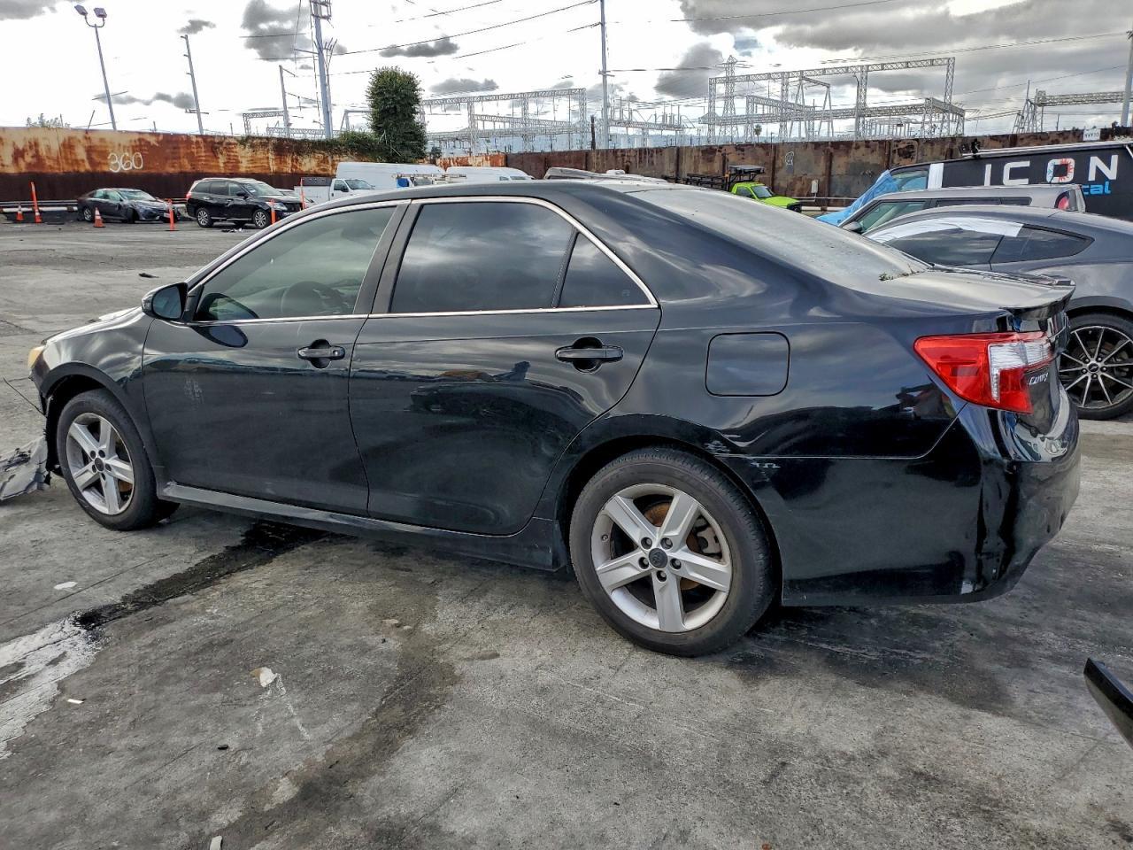 2014 Toyota Camry - zdjęcie 2