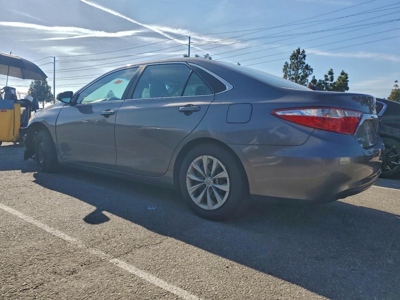 2017 Toyota Camry Le - zdjęcie 2