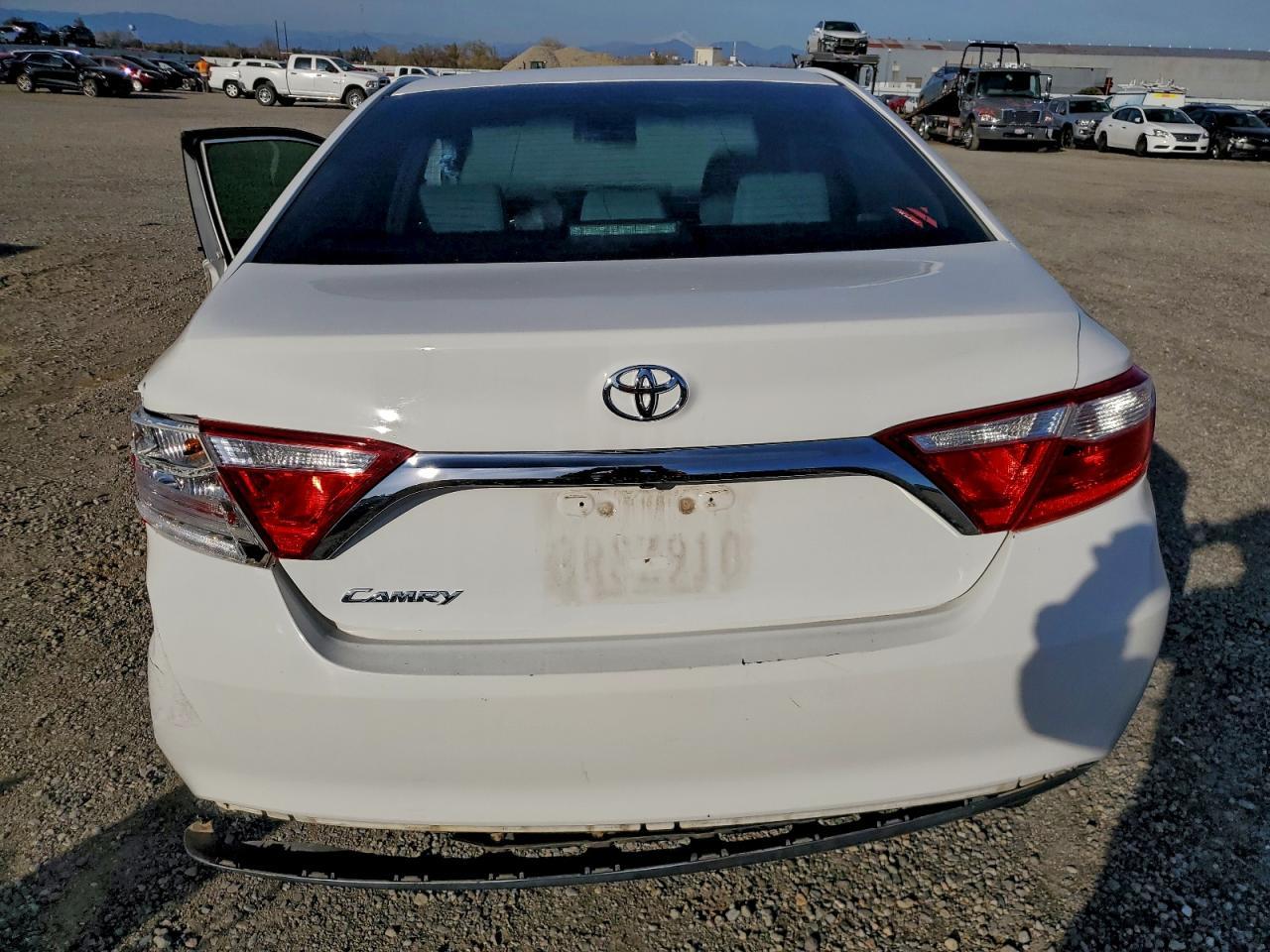 2015 Toyota Camry Le - zdjęcie 6