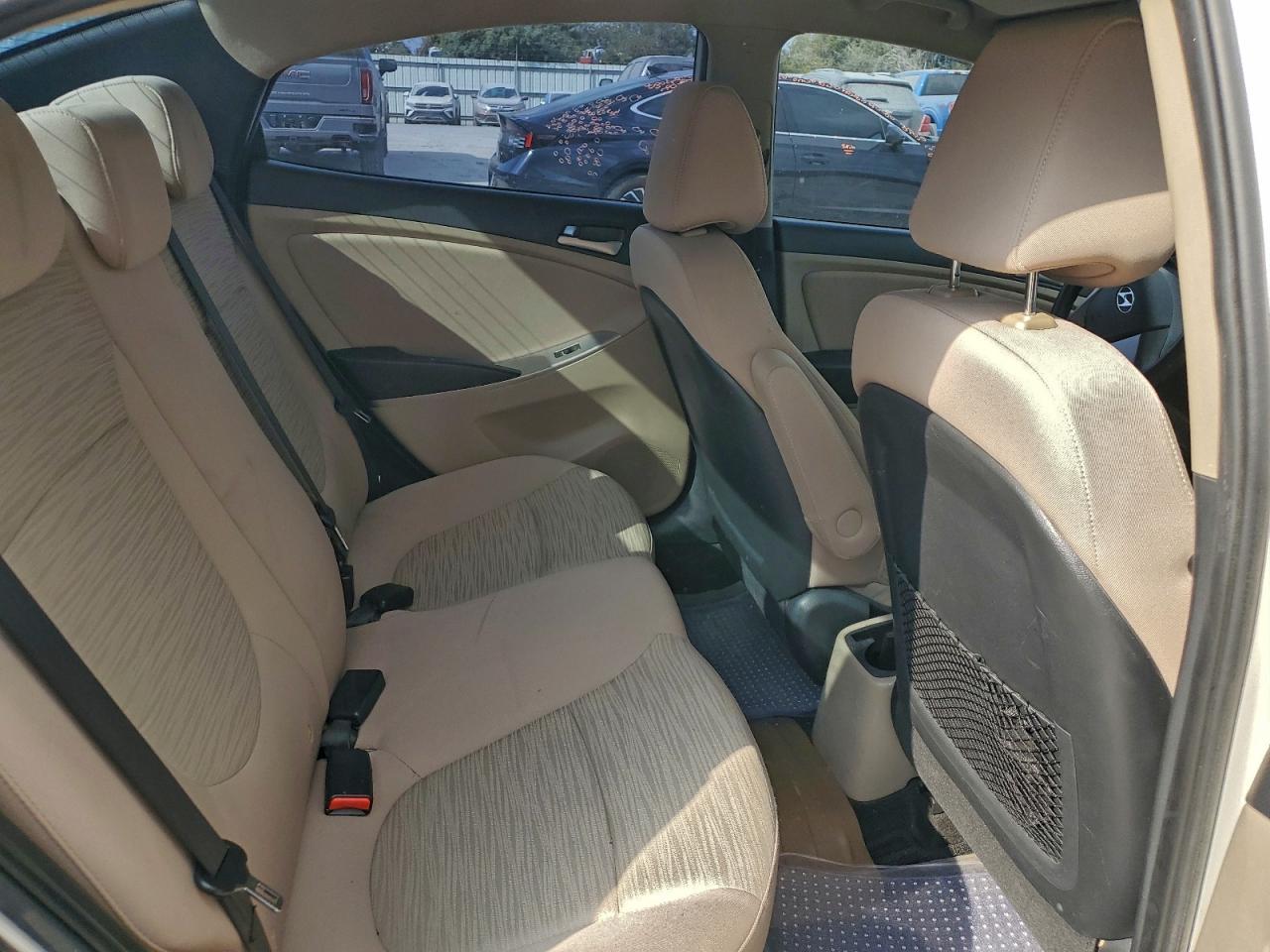 2016 Hyundai Accent - zdjęcie 10