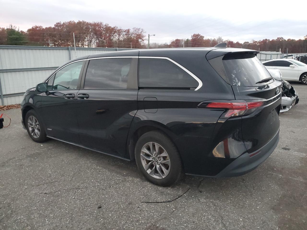 2021 Toyota Sienna Le - zdjęcie 2