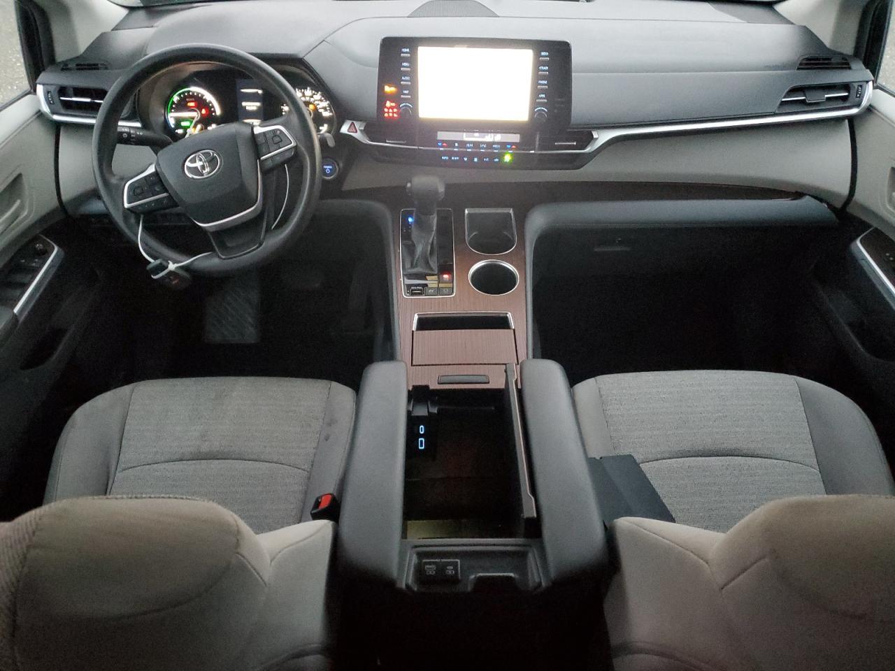 2021 Toyota Sienna Le - zdjęcie 8