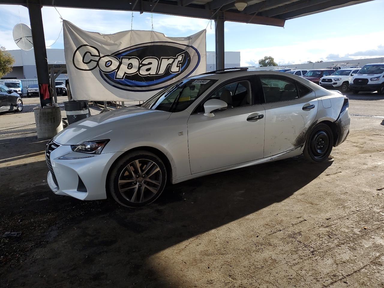 2020 Lexus IS - zdjęcie główne