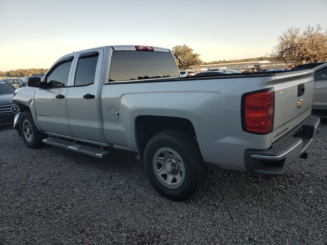 2016 Chevrolet Silverado - zdjęcie 2