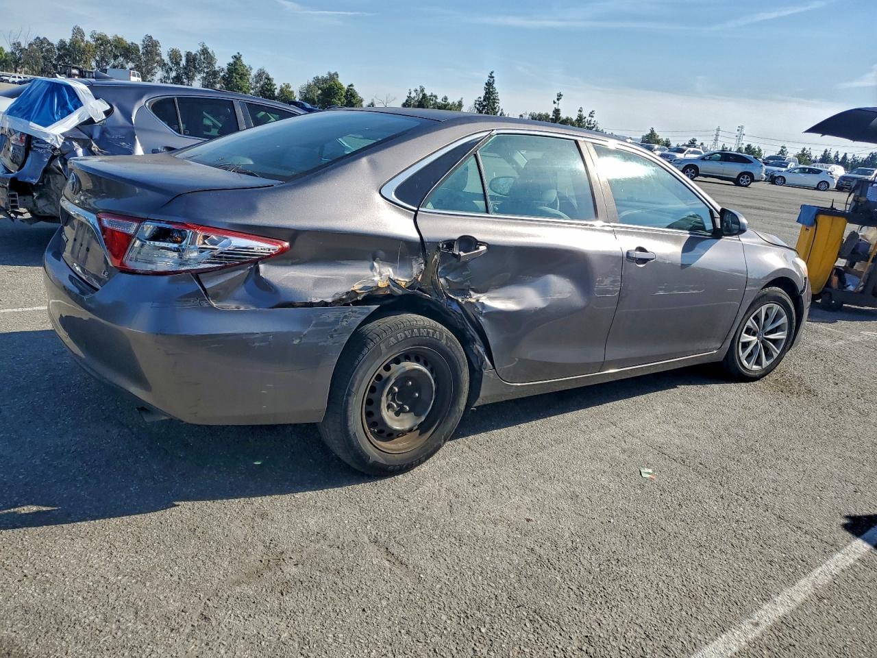 2017 Toyota Camry Le - zdjęcie 3