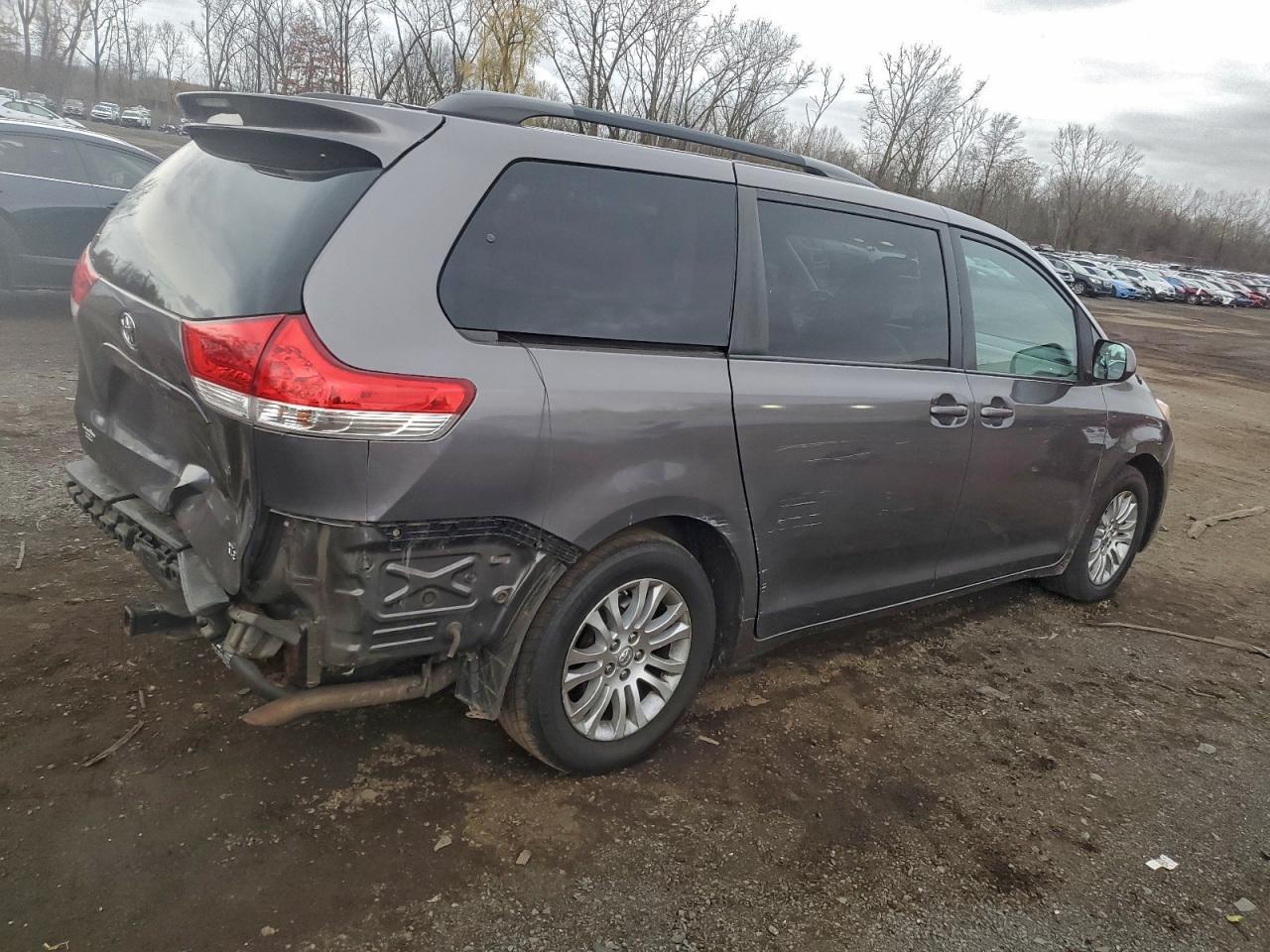 2013 Toyota Sienna Xle - zdjęcie 3