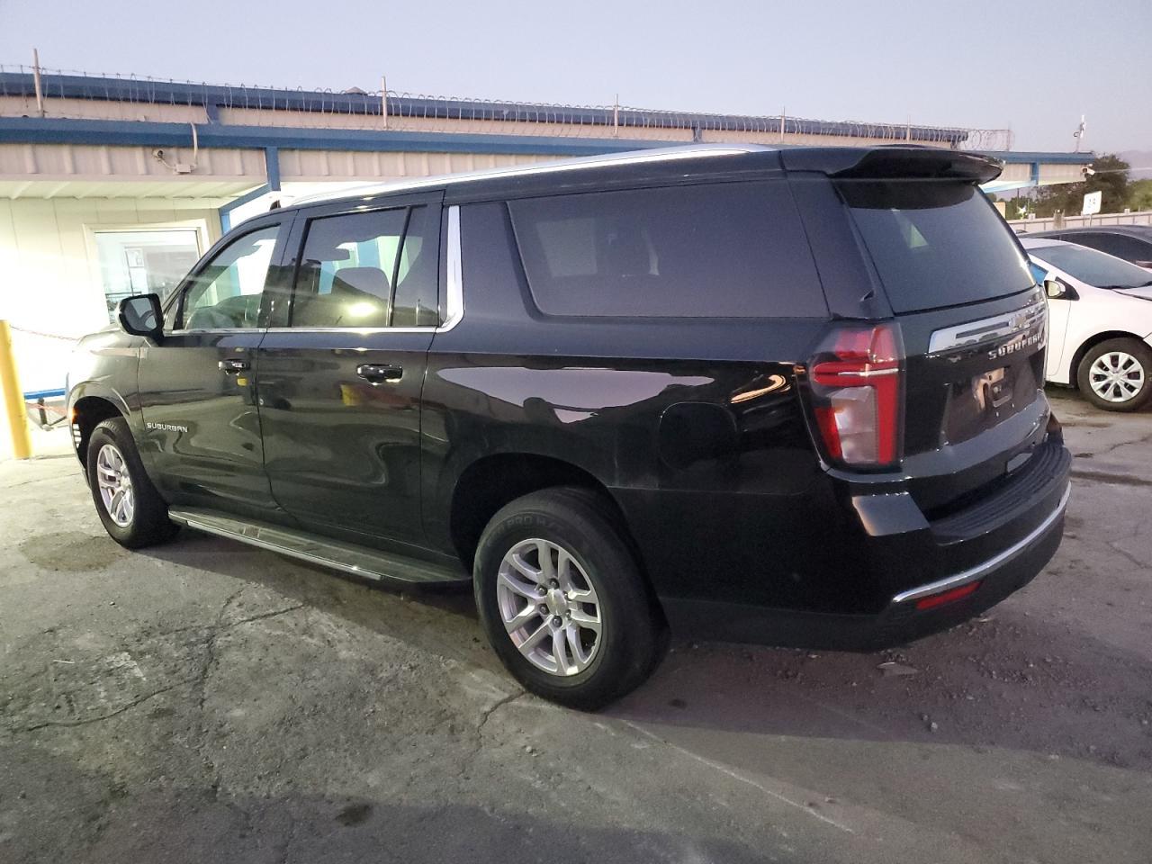 2023 Chevrolet Suburban C1500 Lt - zdjęcie 2