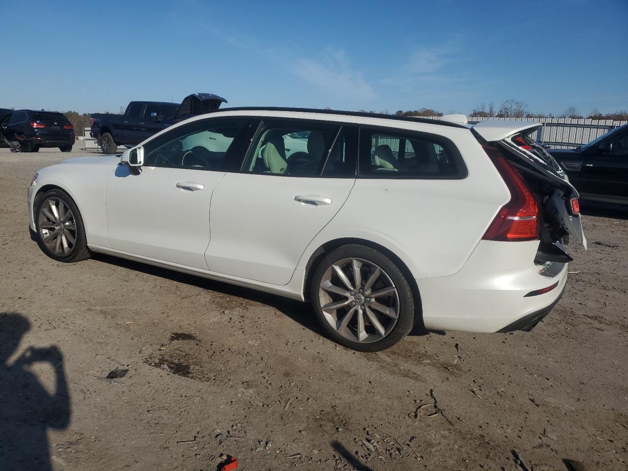 2020 Volvo V60 T5 Momentum - zdjęcie 2