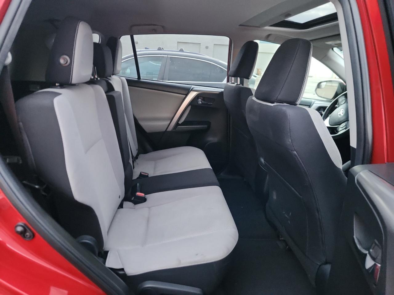 2017 Toyota RAV 4 - zdjęcie 10