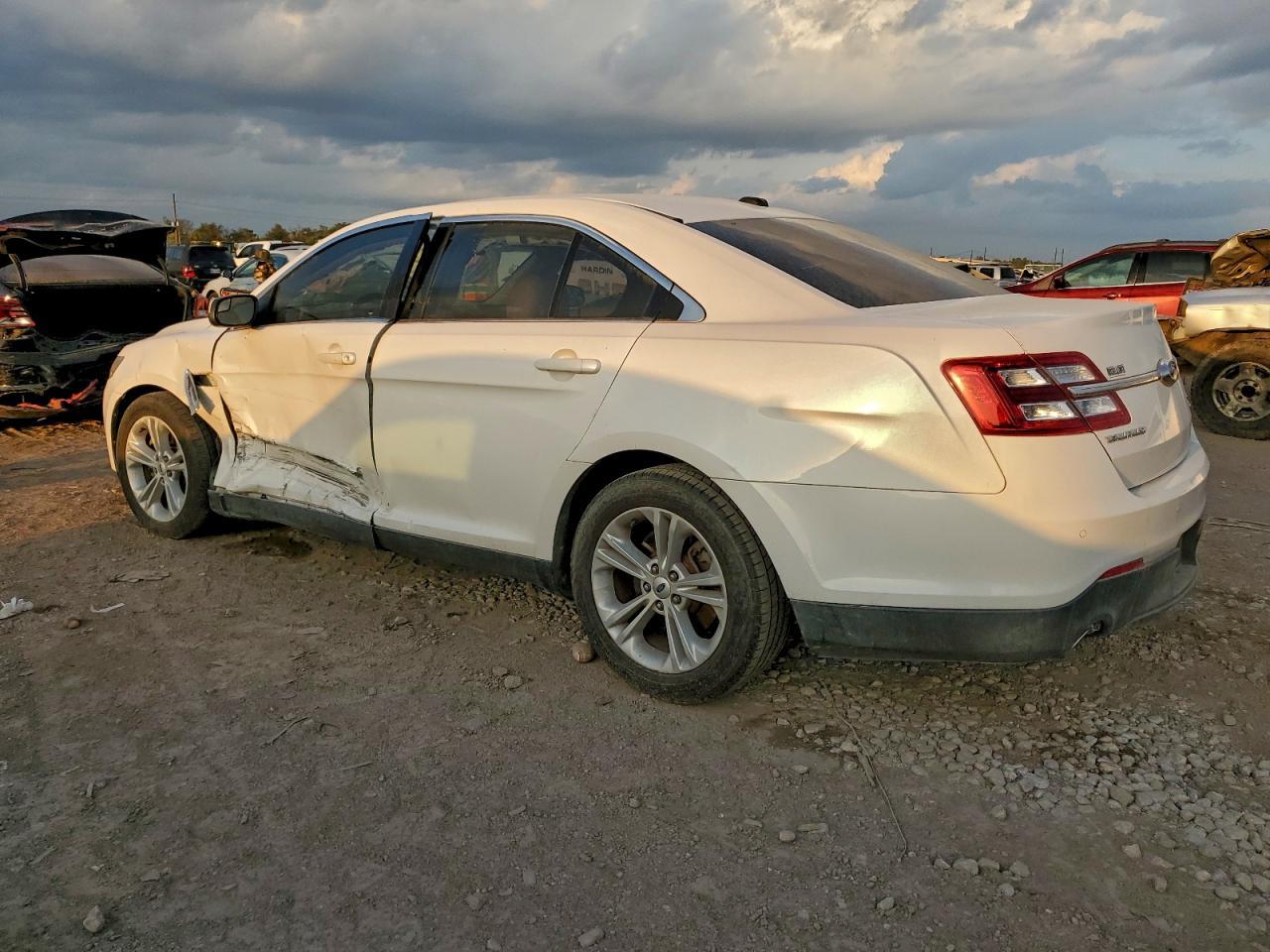 2015 Ford Taurus - zdjęcie 2