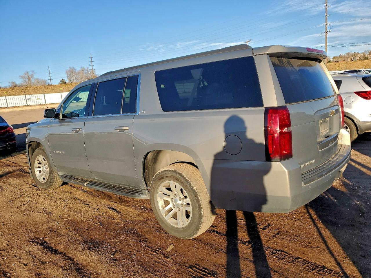 2018 Chevrolet Suburban - zdjęcie 2