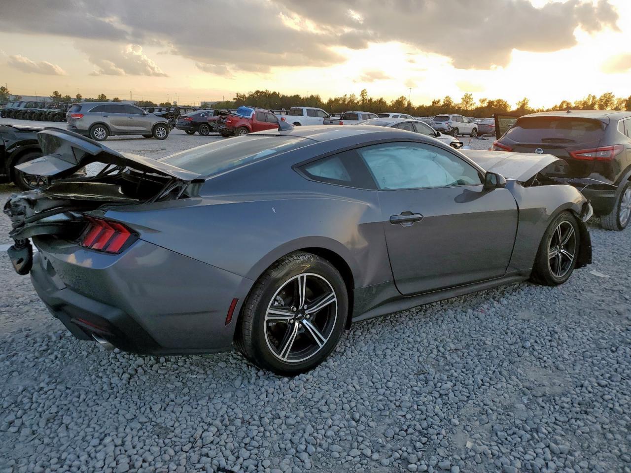 Ford Mustang - zdjęcie 3