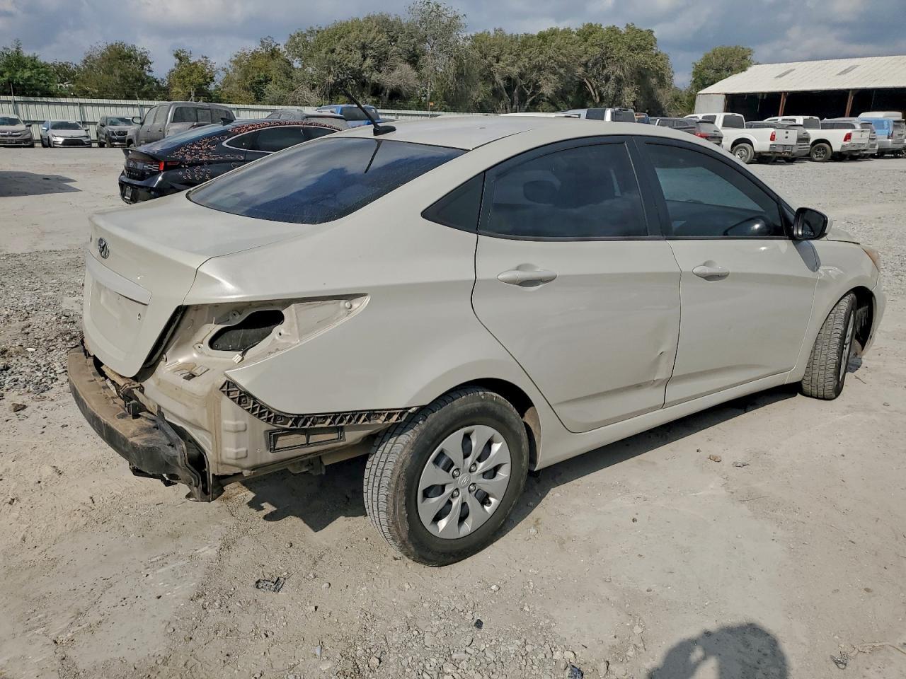 2016 Hyundai Accent - zdjęcie 3