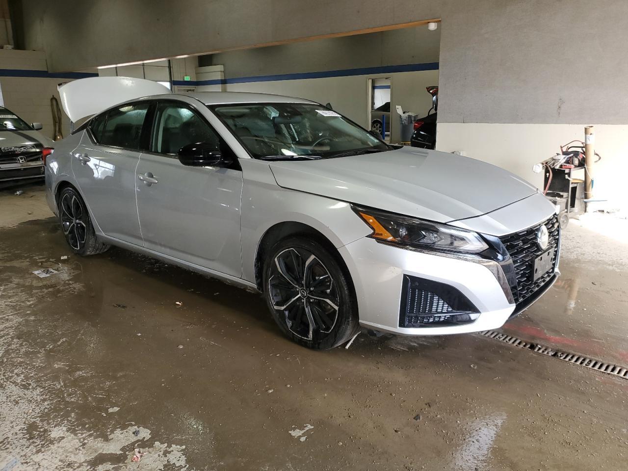 2024 Nissan Altima - zdjęcie 4