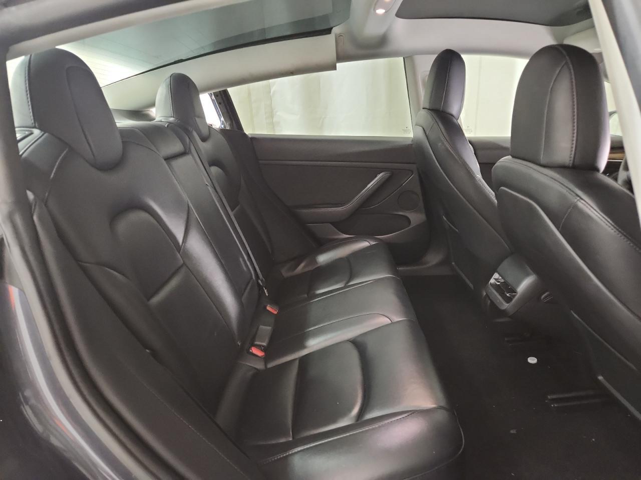 2022 Tesla Model 3 - zdjęcie 10