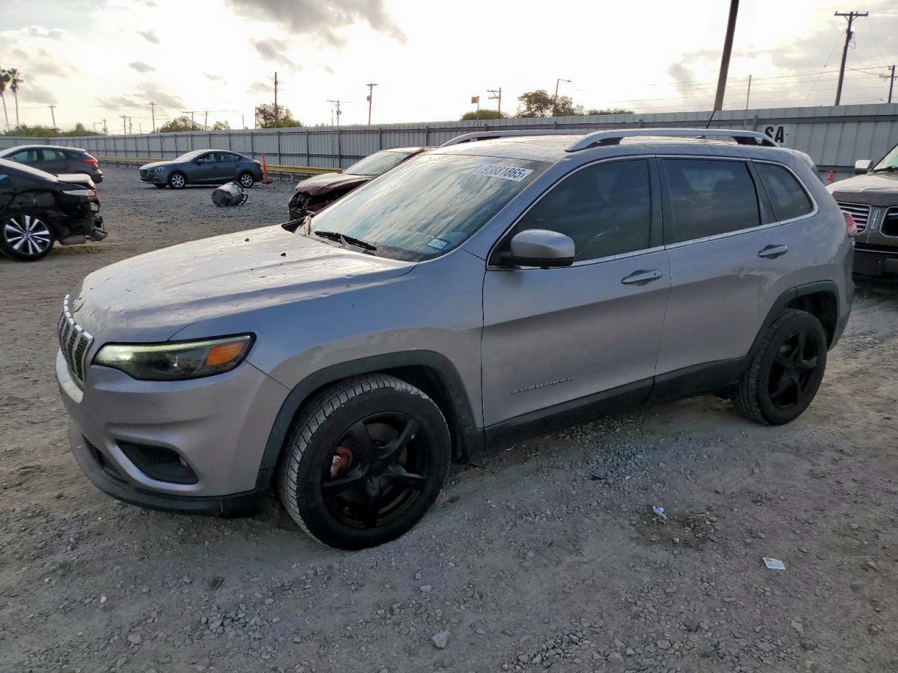 2019 Jeep Cherokee Latitude Plus - zdjęcie główne