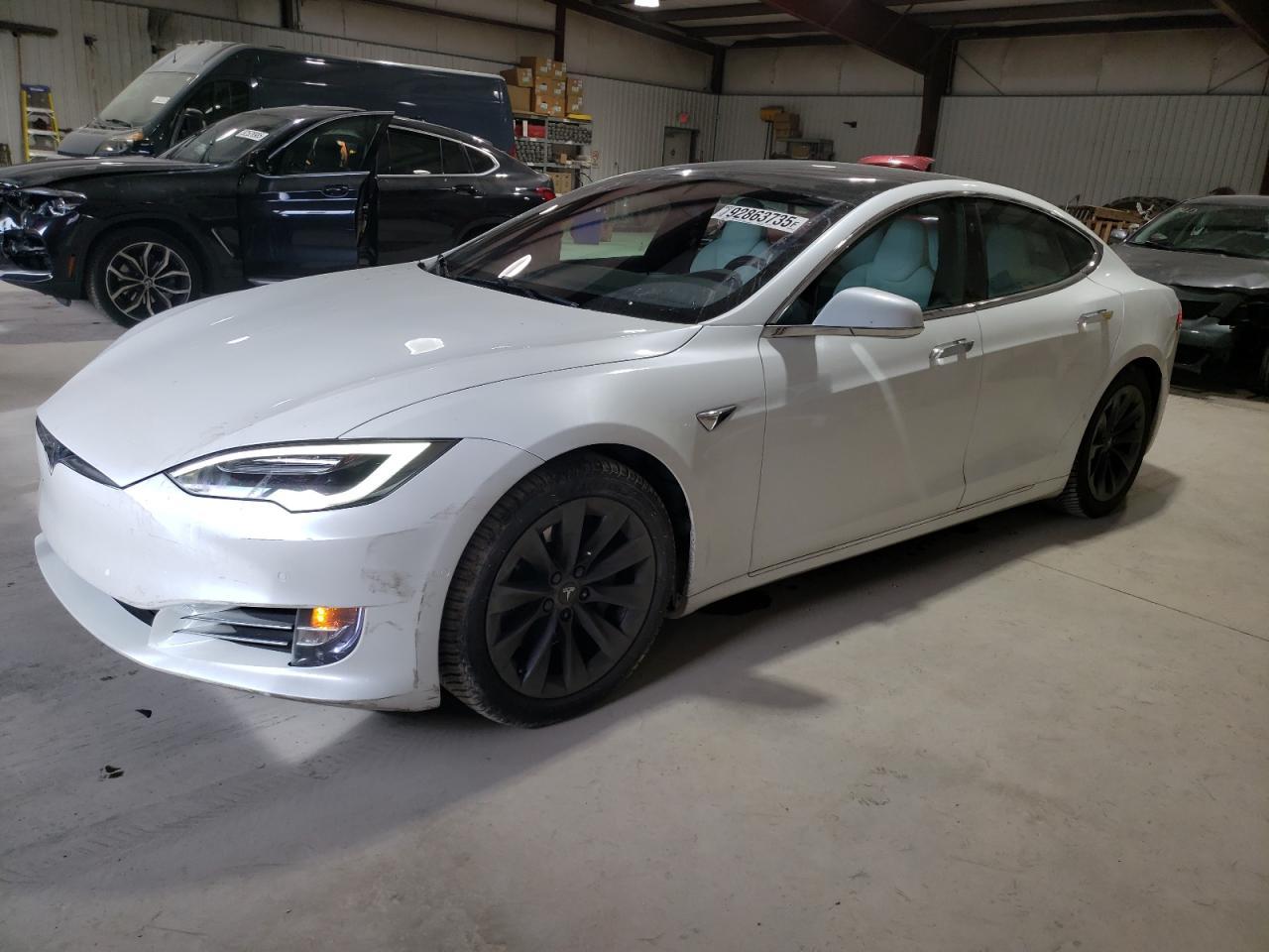 2017 Tesla Model S - zdjęcie główne