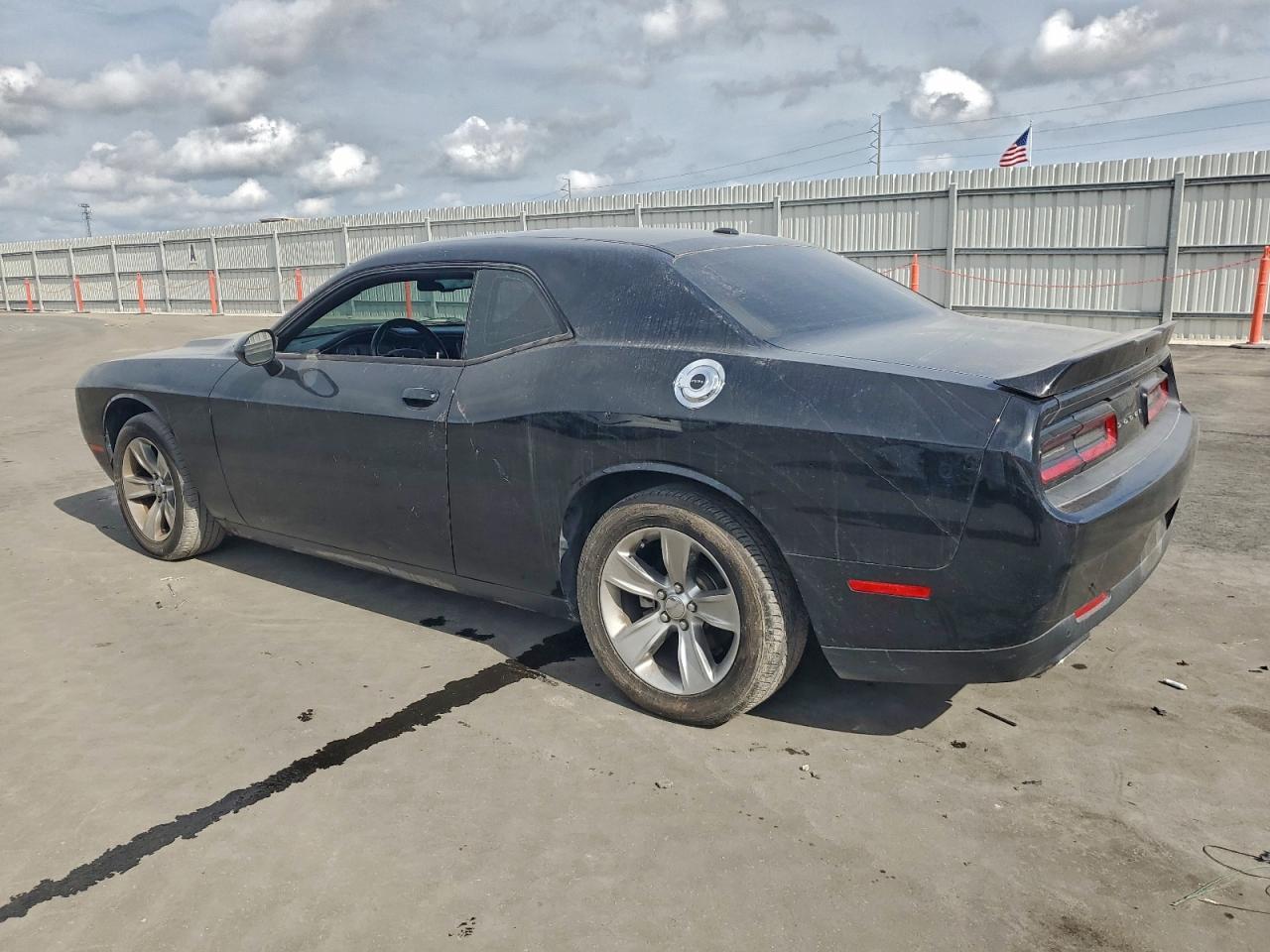 2021 Dodge Challenger - zdjęcie 2