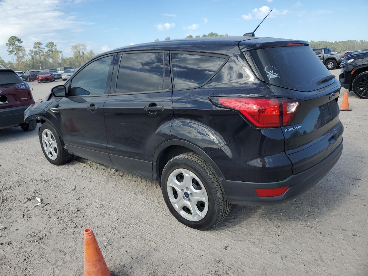 2019 Ford Escape S - zdjęcie 2
