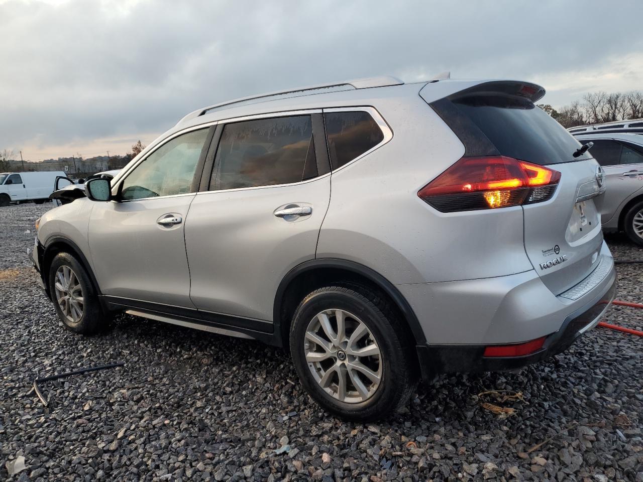 2018 Nissan Rogue S - zdjęcie 2