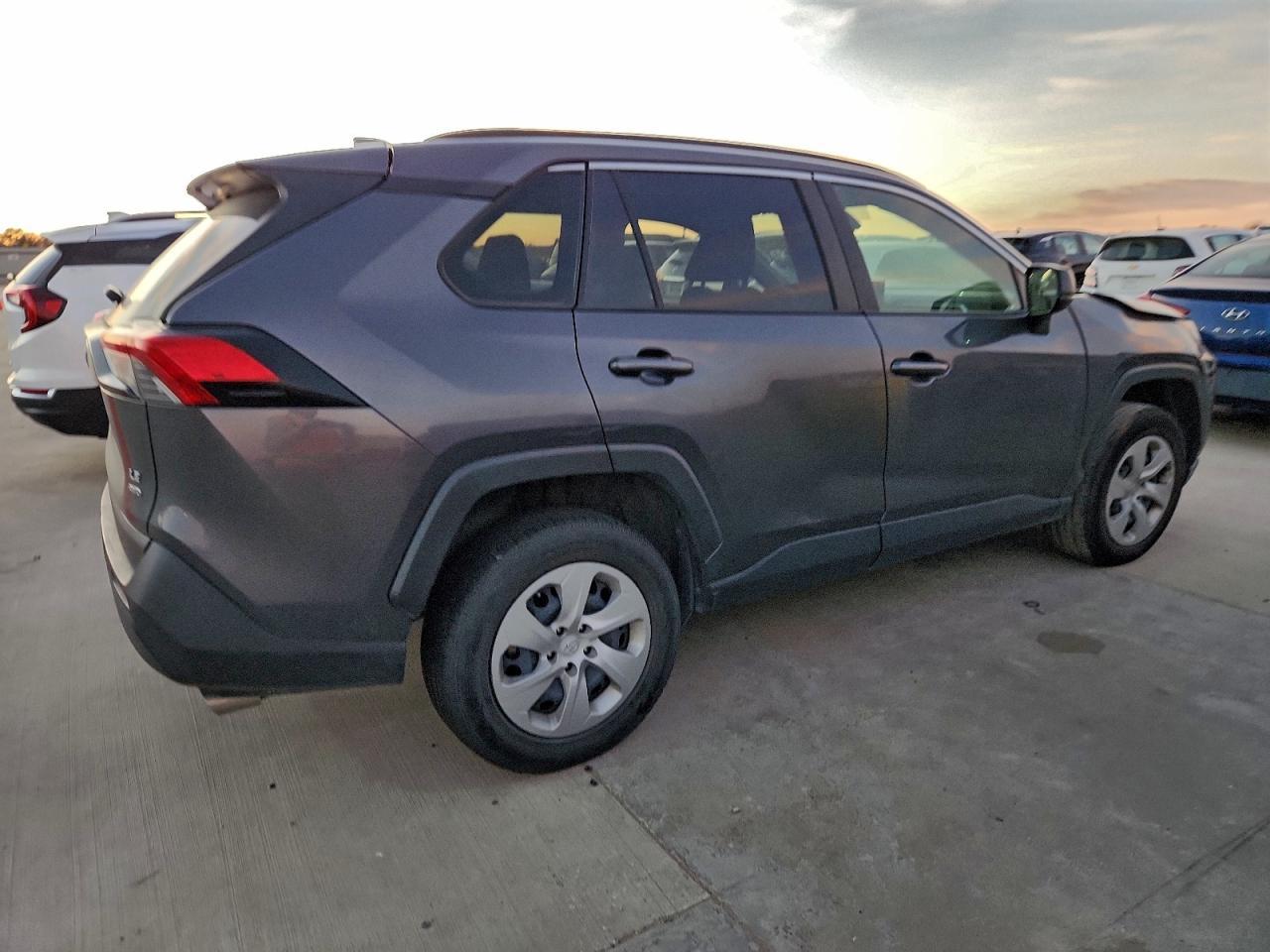 2019 Toyota Rav4 Le - zdjęcie 3