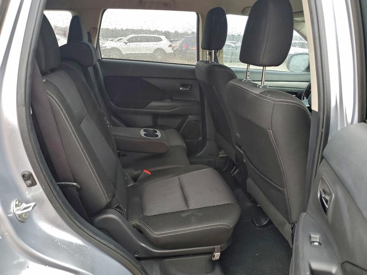 2016 Mitsubishi Outlander Es - zdjęcie 11