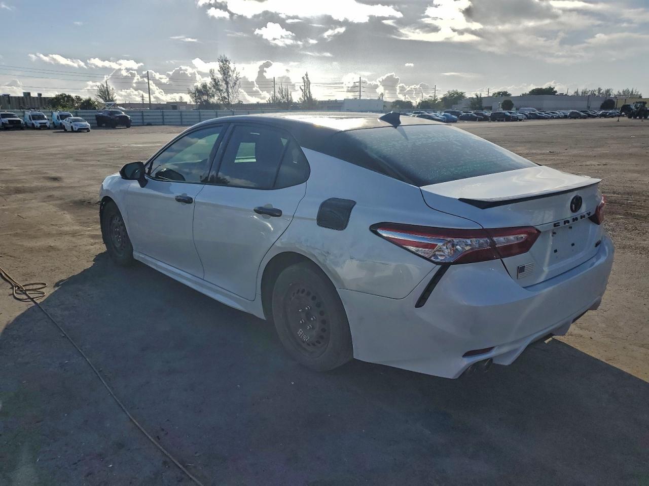 2020 Toyota Camry - zdjęcie 2