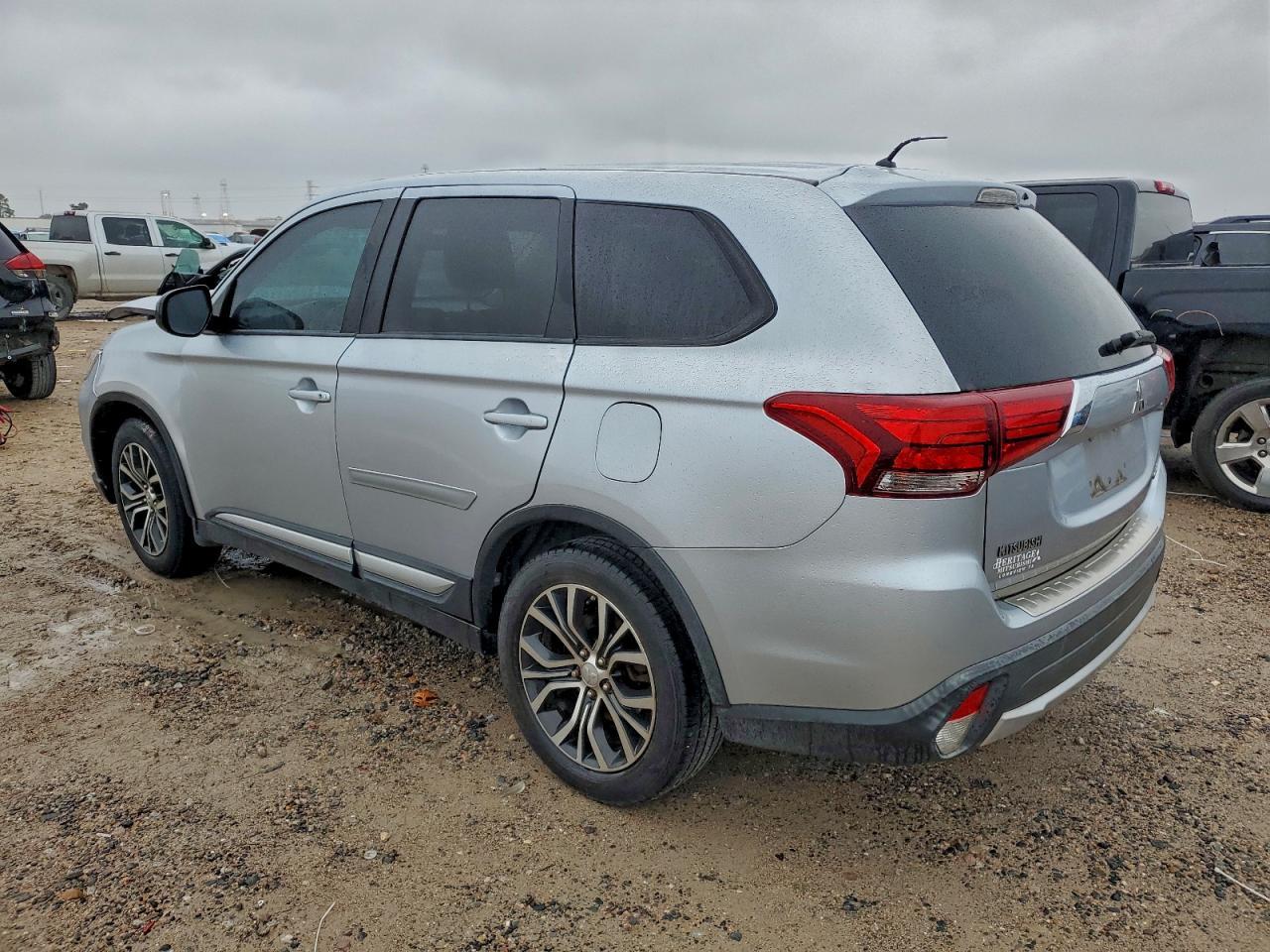 2016 Mitsubishi Outlander Es - zdjęcie 2