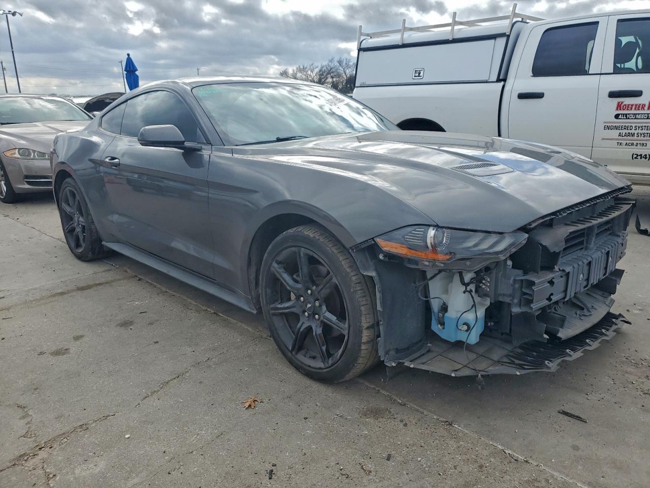 Ford Mustang - zdjęcie 4