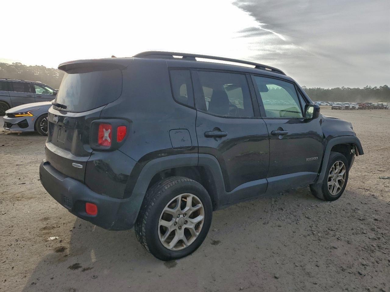 2016 Jeep Renegade Latitude - zdjęcie 3