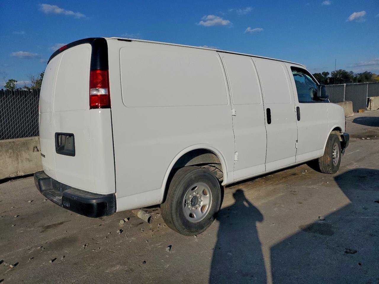 2024 Chevrolet Express G2500 - zdjęcie 3