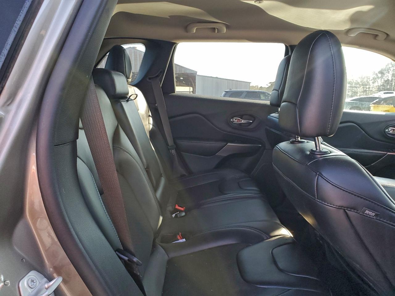 2019 Jeep Cherokee Latitude Plus - zdjęcie 10