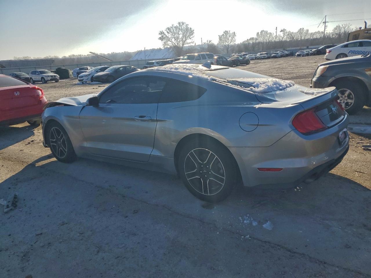 2020 Ford Mustang - zdjęcie 2