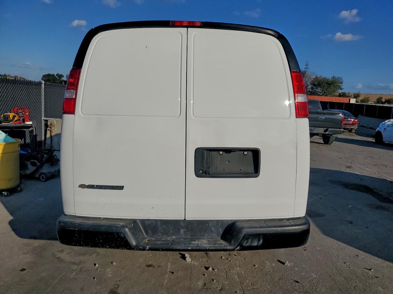 2024 Chevrolet Express G2500 - zdjęcie 6